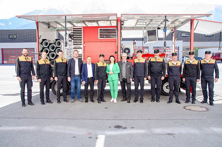 Gruppenfoto vor Pumpe