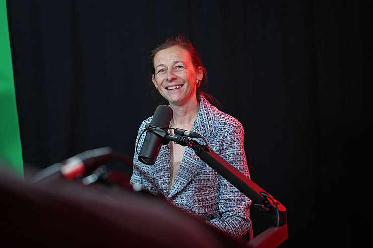 Eine Frau beim Sprechen.