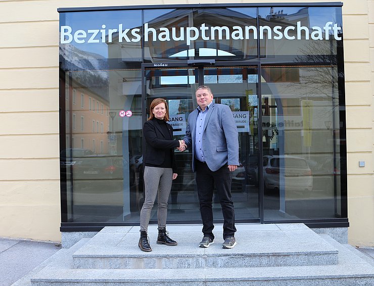 © Land Tirol Gemeinsames Foto von Bürgermeister Elmar Haid und Bezirkshauptfrau Eva Loidhold.