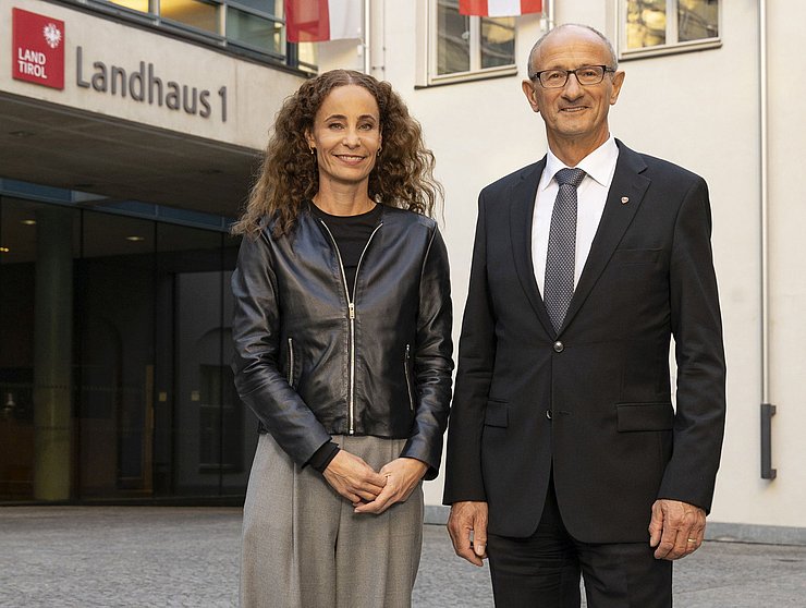 © Land Tirol/Die Fotografen LH Mattle und LRin Pawlata nebeneinander stehend