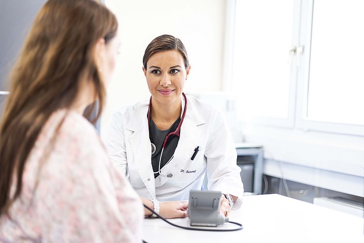 Ärztin im Gespräch mit einer Frau
