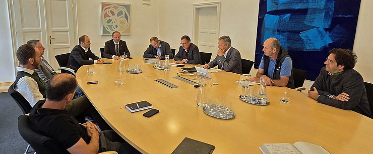 LHStv Josef Geisler und LK-Präsident Josef Hechenberger (Stirnseite) luden Vertreter der Waldwirtschaft, der Sägeindustrie und der Landarbeiterkammer zum Gipfelgespräch. 