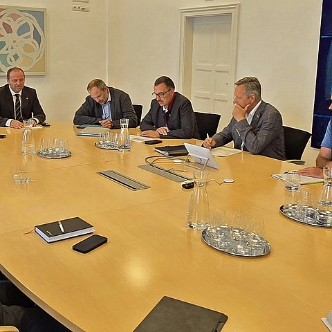 LHStv Josef Geisler und LK-Präsident Josef Hechenberger (Stirnseite) luden Vertreter der Waldwirtschaft, der Sägeindustrie und der Landarbeiterkammer zum Gipfelgespräch. 