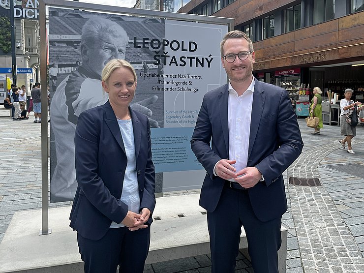 © Land Tirol/Celik zwei Personen vor Plakat