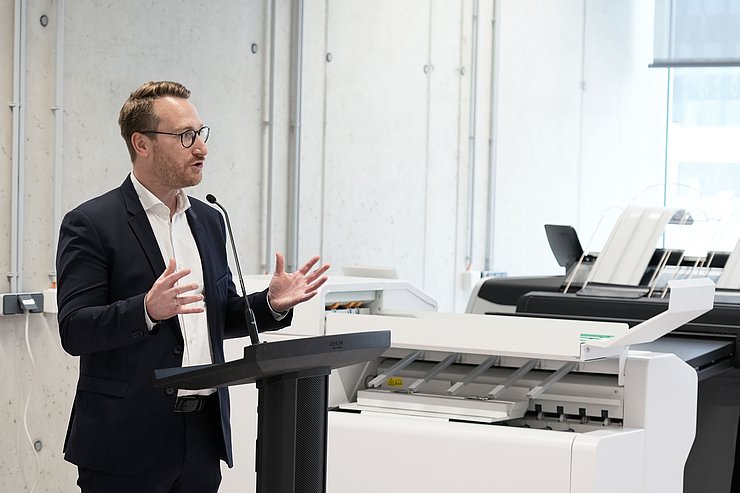 © Land Tirol/Reiter Ein Mann beim halten einer Rede.