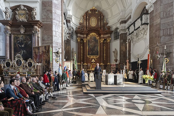 Jesuitenkirche innen, Menschen sitzen LH Mattle an Rednerpult