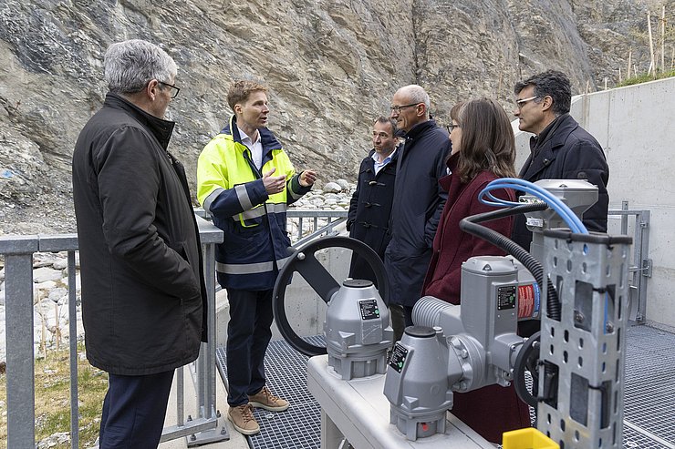 © Land Tirol/Die Fotografen Ein Mann erklärt einer Gruppe das Kraftwerk.