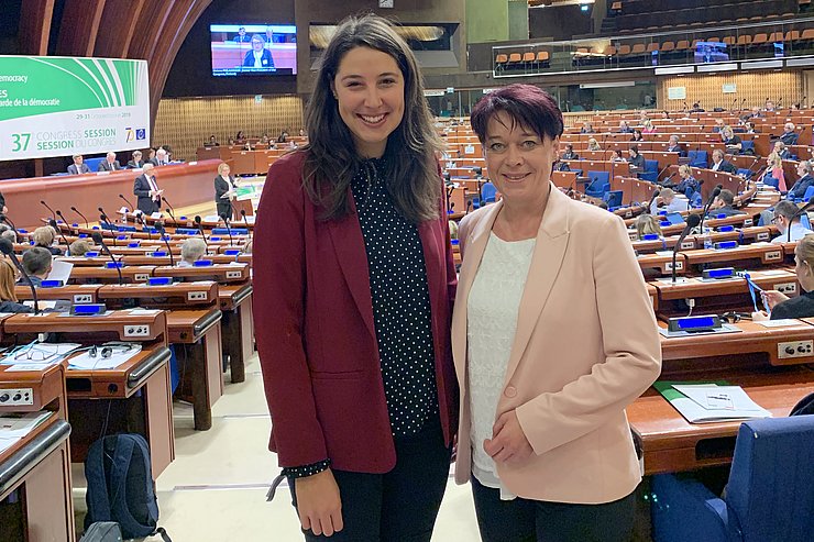 Abge Kircher (li.) ist Österreichs Jugenddelegierte im Kongress.