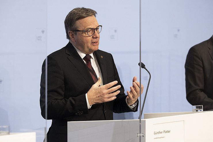 © Land Tirol/Die Fotografen LH Platter am Rednerpult