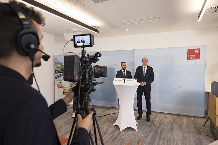 © Land Tirol/Sedlak Anschließend an die Klausur präsentierten LH Anton Mattle und LHStv Georg Dornauer die Klausurergebnisse bei der Pressekonferenz.