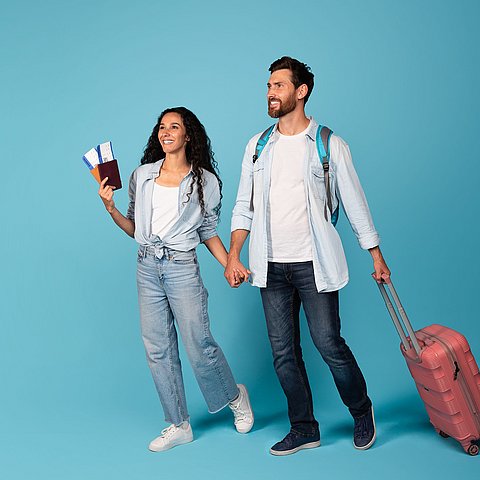 Junge Frau und Mann auf dem Weg in den Urlaub