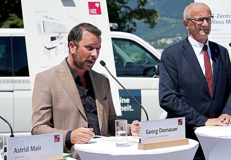 © Land Tirol/Neuner Dornauer sprechend bei PK