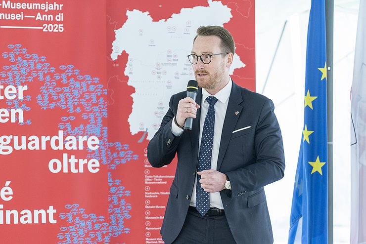 Philip Wohlgemuth spricht in ein Mikrofon.