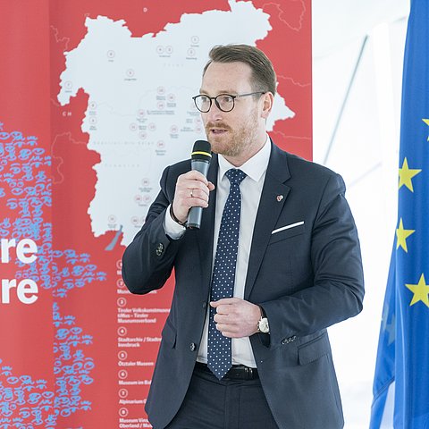 Philip Wohlgemuth spricht in ein Mikrofon.