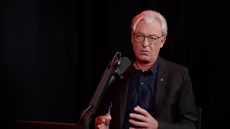 Dénes beim Sprechen