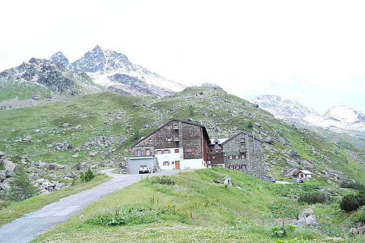 Hütte vor verschneiten Bergen