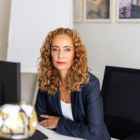 Portätfoto - LRin sitzt am Schreibtisch