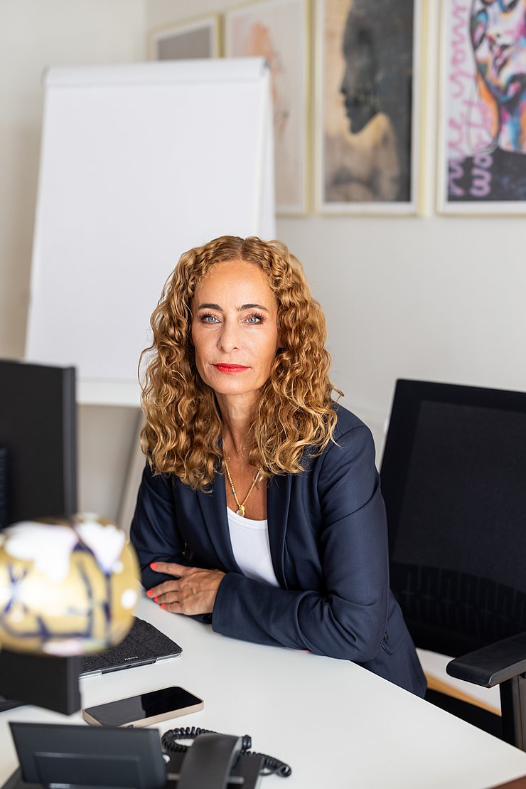 Portätfoto - LRin sitzt am Schreibtisch