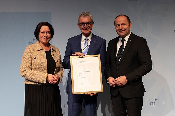 LTPin Ledl-Rossmann und LHStv Josef Geisler mit dem ausgezeichneten Regierungsrat Christoph Niederhauser (Abteilung Mobilitätsplanung).