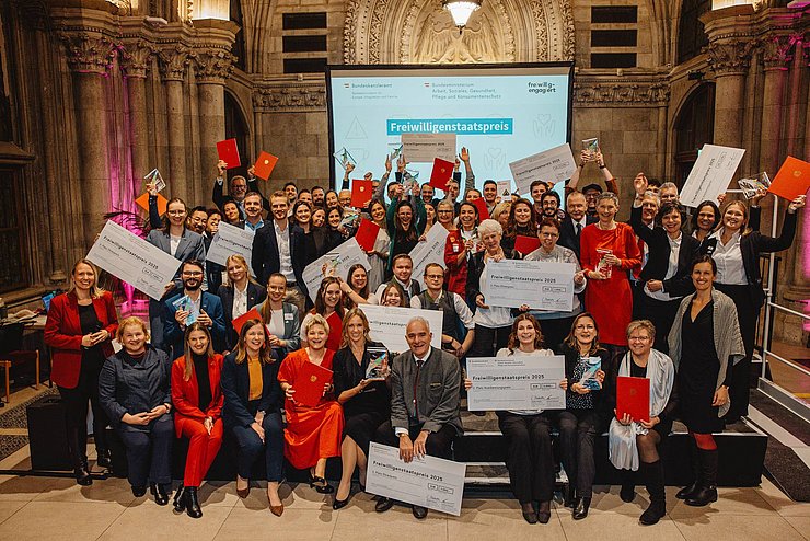 Ein Gruppenbild von den Siegerinnen und Sieger des Freiwilligenstaatspreis 2025.