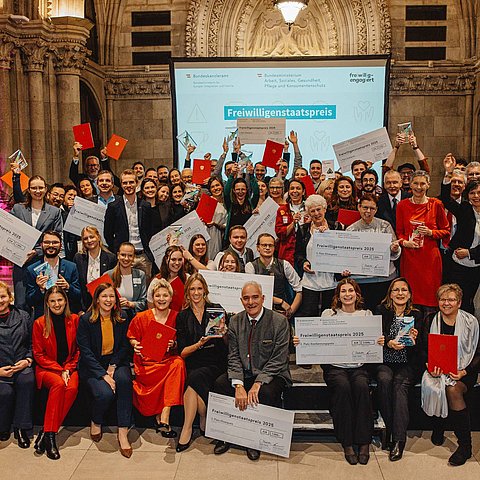 Ein Gruppenbild von den Siegerinnen und Sieger des Freiwilligenstaatspreis 2025.