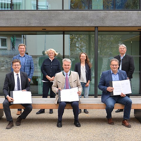 Gründung der Euregio SBM am 3. November 2021 in der Bezirkshauptmannschaft Schwaz. Vordere Reihe v. l.n.r. : Bezirkshauptmann Michael Brandl (Bezirk Schwaz), Landrat Olaf von Löwis of Menar (Landkreis Miesbach), Landrat Josef Niedermaier (Landkreis Bad Tölz-Wolfratshausen). Hintere Reihe v.l.n.r.: Werner Hechenblaikner (GF Regionalmanagement Bezirk Schwaz), Alexander Schmid (GF Standortmarketing-Gesellschaft Miesbach mbH), Sigrid Hilger (Regionale Koordinierungsstelle INTERREG), Ines Leister (Leiterin Euregio SBM), Andreas Roß (Sachgebietsleiter Wirtschaftsförderung, Landratsamt Bad Tölz-Wolfratshausen), Harald Gmeiner (Vorstand Alpenregion Tegernsee Schliersee).