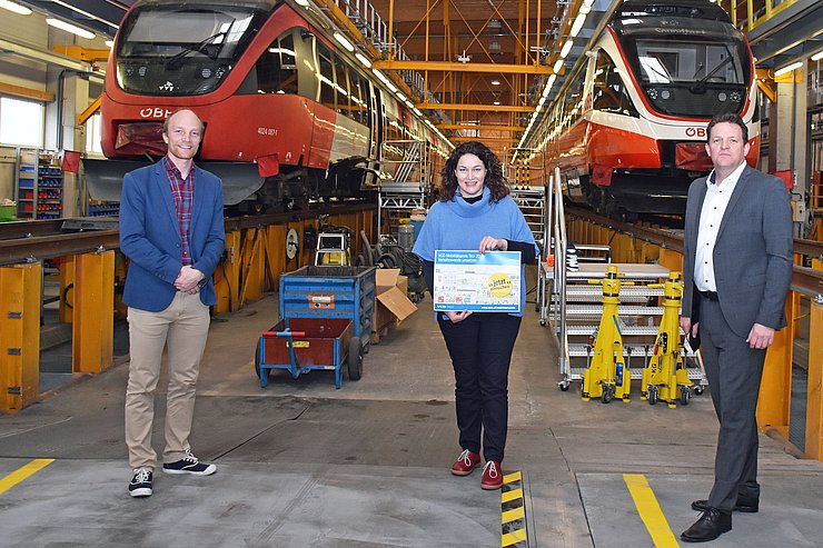 © Land Tirol/Huldschiner v.li.: VCÖ-Experte Michael Schwendinger, LHStvin Ingrid Felipe und ÖBB-Regionalmanager Rene Zumtobel rufen zur Teilnahme am VCÖ-Mobilitätspreis auf.