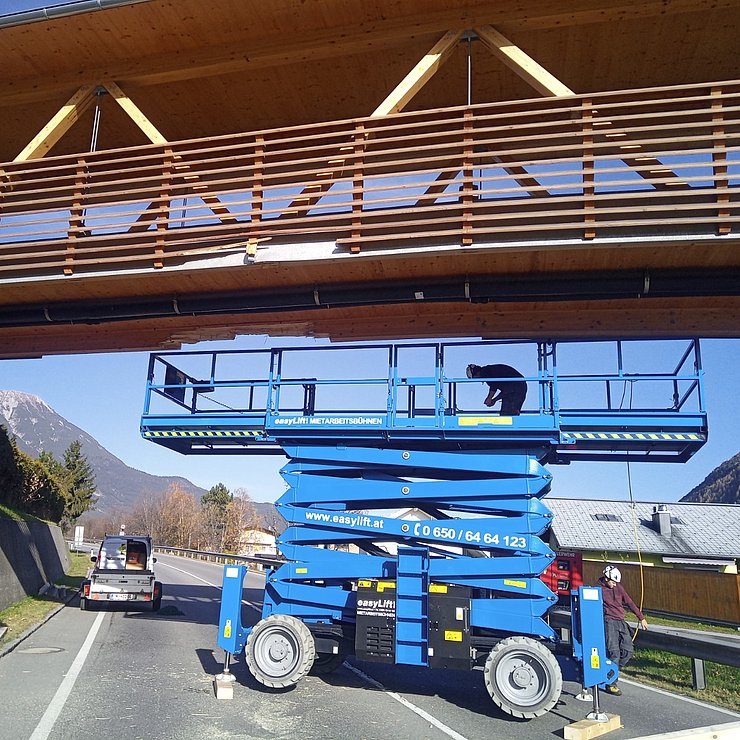 © Land Tirol/BBA Imst Reparaturarbeiten an der Fußgängerbrücke aus Holz.