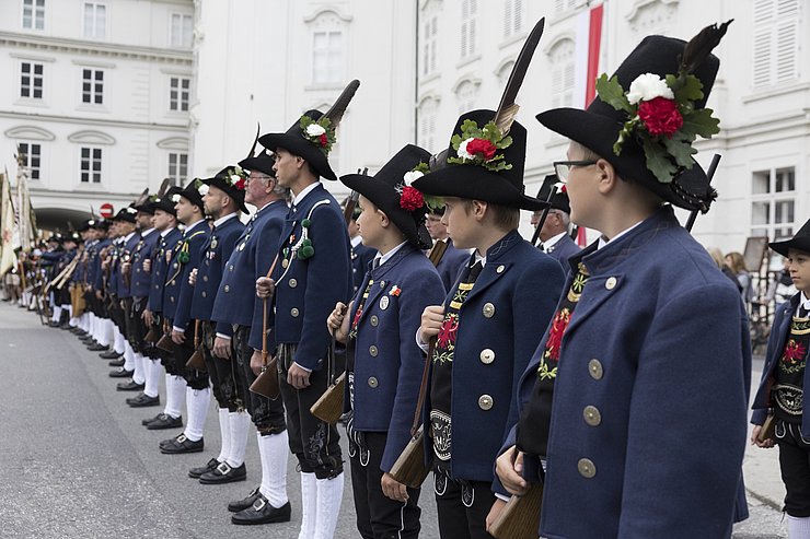 © Land Tirol/Sedlak Aufgestellte Front vor der Innsbrucker Hofburg beim Landesüblichen Empfang anlässlich des Besuchs von EU-Kommissar Apostolos Tzitzikostas in Tirol.