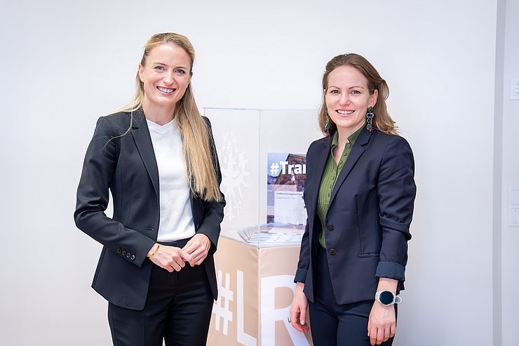 © Landtagsdirektion/Christanell Das Foto zeigt die Direktorin des LRH MMag.a Dr.in Monika Aichholzer-Wurzer und die Generaldirektorin Frau Dr.in Natalie Harsdorf LL.M.