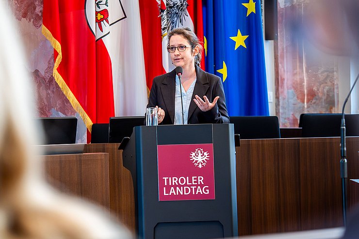 © Tiroler Landtag/Christanell Susanne Reitmair-Juarez erläuterte die Ergebnisse ihres Dissertationsprojekts.