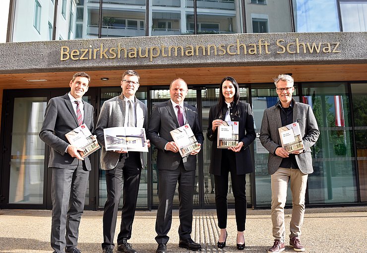 © Land Tirol/Kathrein Die BH Schwaz erstrahlt in neuem Glanz, von links: Landesamtsdirektor Herbert Forster, Bezirkshauptmann Michael Brandl, LHStv Josef Geisler, Bgmin Victoria Weber, Architekt Thomas Mathoy.