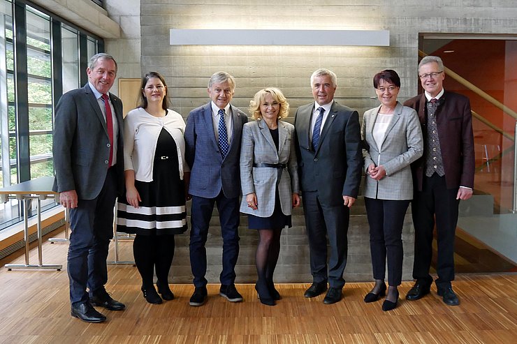 (v.li.) LA Hermann Kuenz, BH Olga Reisner, LTP Walter Kaswalder, Bgm LA Elisabeth Blanik, LTP Josef Noggler, LTPin Sonja Ledl-Rossmann und WKO-Obmann Michael Aichner.