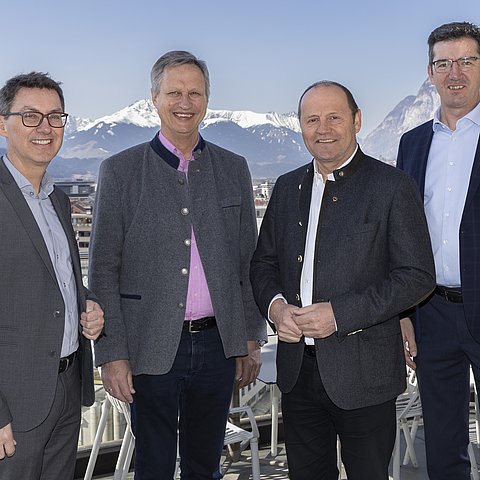 Vier Männer stehen nebeneinander.