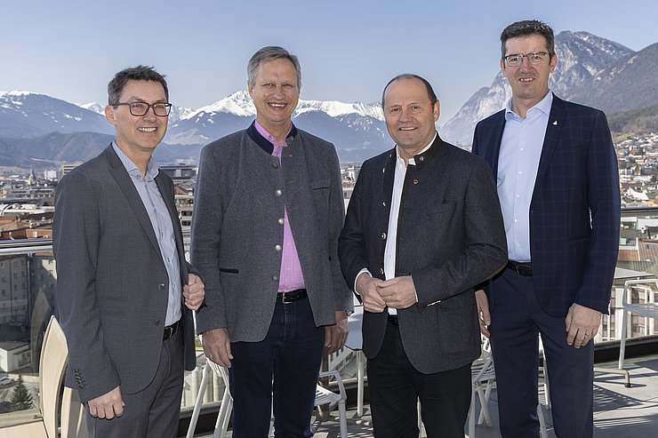 © Die Fotografen Vier Männer stehen nebeneinander.