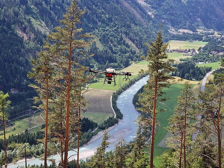 © Land Tirol Drohne fliegt durch Wald