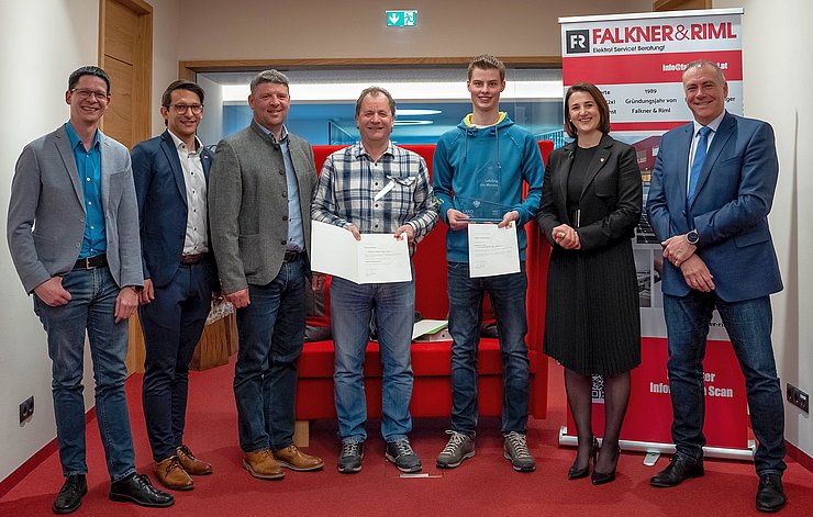 Gruppenfoto v. li. Christoph Stillebacher (Vizepräsident Arbeiterkammer Tirol), Nico Tilg (Bezirksstellenleiter Imst Wirtschaftskammer Tirol), Richard Grüner (Bgm Längenfeld), Helmut Falkner (Geschäftsführer Falkner & Riml GmbH), „Lehrling des Monats März 2023“ Ronald Scheiber, Arbeits- und Jugendlandesrätin Astrid Mair sowie Martin Gremer (Direktor TFBS für Elektrotechnik, Kommunikation und Elektronik) beim Auszeichnungstermin in Längenfeld. 
