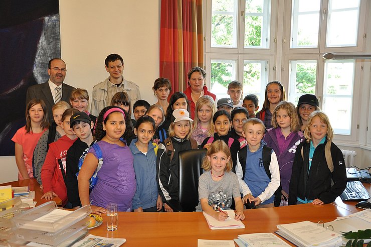 Die Schülerinnen und Schüler mit Frau VOL Tschugg und der „Bezirkshauptfrau“ Saskia Riedhart (c) BH Kufstein