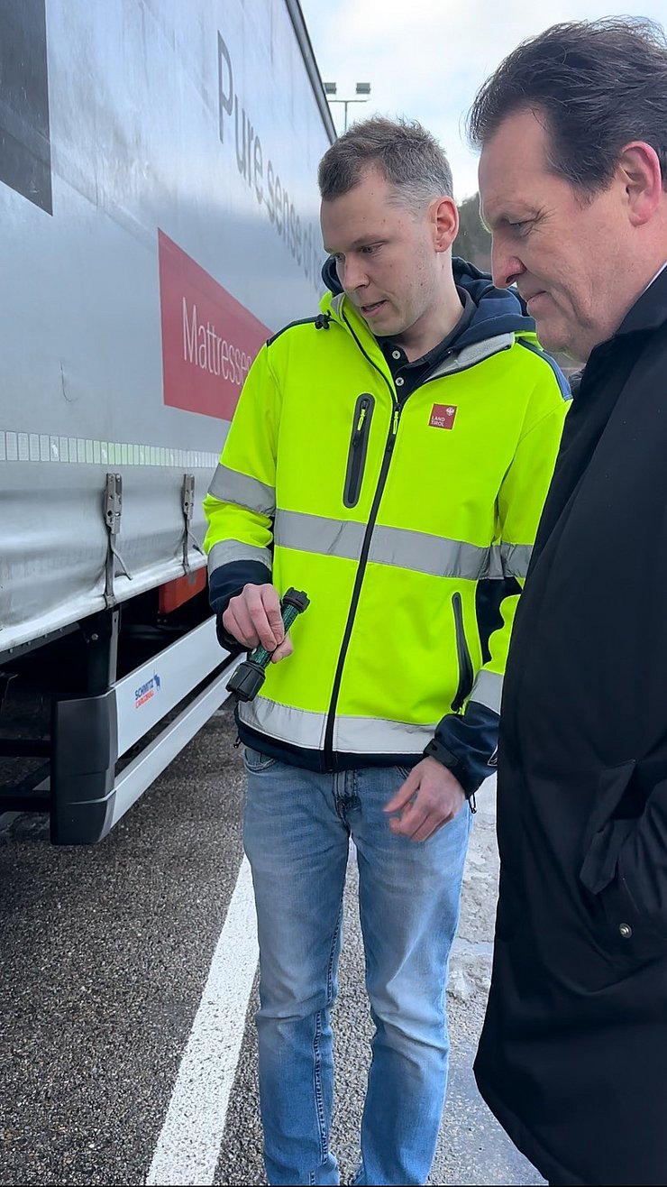 © Land Tirol/Knabl Zumtobel im Gespräch mit einem Techniker.