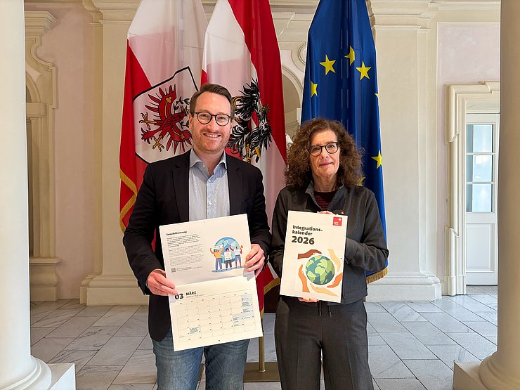© Land Tirol/Wurnig Gruppenfoto; beide halten Kalender in Händen