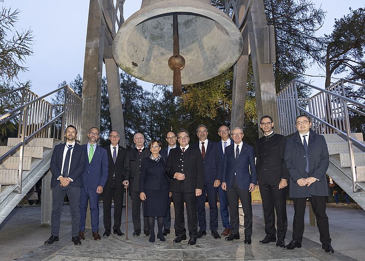 Gruppenfoto unter Glocke