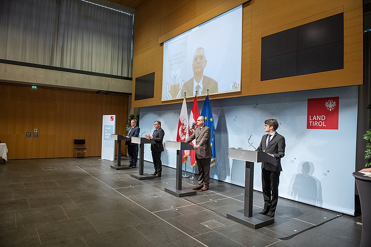 © Land Tirol/G. Berger v.re.): Peter Willeit (Studienleiter & Epidemiologe an der Med Uni IBK), LH Günther Platter, Gesundheits- und Wissenschaftslandesrat Bernhard Tilg, Wolfgang Fleischhacker (Rektor der Med Uni IBK) und Franz Allerberger von der AGES, der aus Wien zugeschalten war.