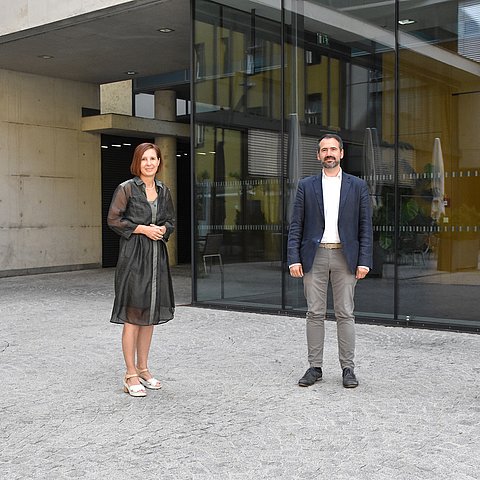 Präsentieren gemeinsam die „Trialogische Beratungsstelle“ – ein neues und einzigartiges Konzept der psychosozialen Beratung: Ines Gstrein vom Tiroler Landesverband für Psychotherapie, Soziallandesrätin Gabriele Fischer, Elmar Kennerth vom Tiroler Interessenverband für psychosoziale Inklusions sowie Vorsitzender und Geschäftsführer der Trialogischen Beratungsstelle und Irmgard Hofer-Wolf vom Verein Hilfe für Angehörige Psychisch Erkrankter HPE Tirol.