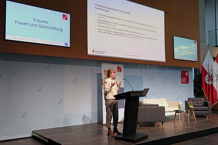 © Land Tirol/Dorfmann Dingler am Redepult