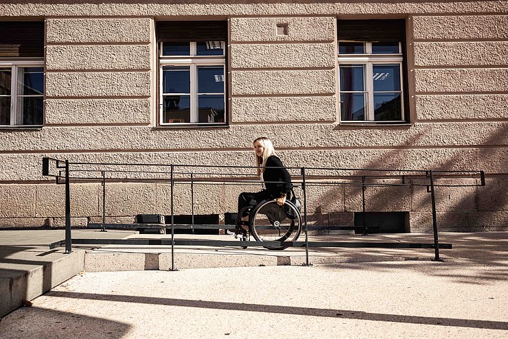 © Land Tirol/Rainer Frau im Rollstuhl auf Rampe