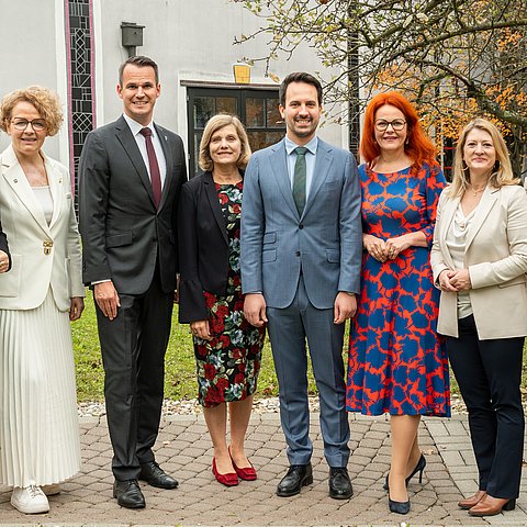Bei der Konferenz der BildungsreferentInnen und ElementarpädagogikreferentInnen in Bad Blumau (v. l.): LRin Daniela Gutschi (Salzburg), LRin Christiane Teschl-Hofmeister (Niederösterreich), LR Stefan Hermann (Steiermark), LRin Barbara Schöbi-Fink (Vorarlberg), Bundesminister Christoph Wiederkehr, LRin Cornelia Hagele, Stadträtin Bettina Emmerling (Wien), Daniela Winkler (Burgenland).