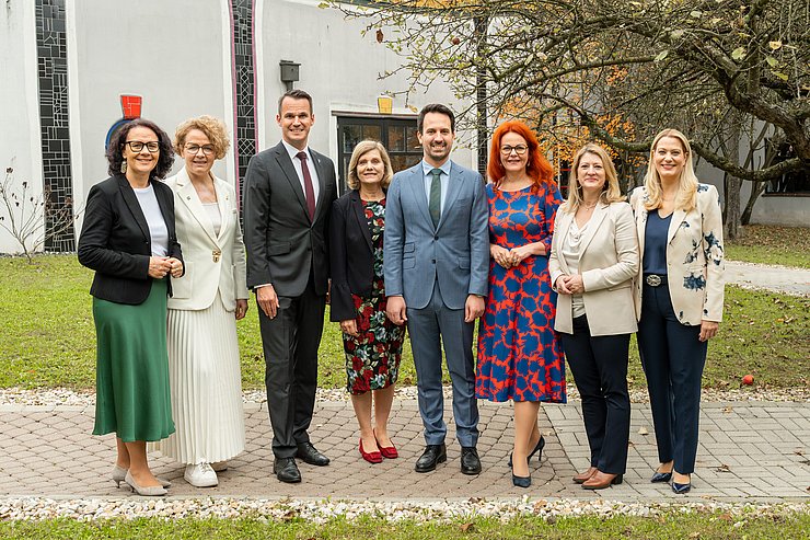 Bei der Konferenz der BildungsreferentInnen und ElementarpädagogikreferentInnen in Bad Blumau (v. l.): LRin Daniela Gutschi (Salzburg), LRin Christiane Teschl-Hofmeister (Niederösterreich), LR Stefan Hermann (Steiermark), LRin Barbara Schöbi-Fink (Vorarlberg), Bundesminister Christoph Wiederkehr, LRin Cornelia Hagele, Stadträtin Bettina Emmerling (Wien), Daniela Winkler (Burgenland).