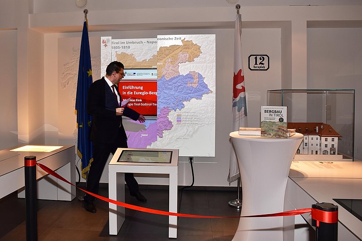 Ausstellungsraum mit Karte, Displays, Tischen