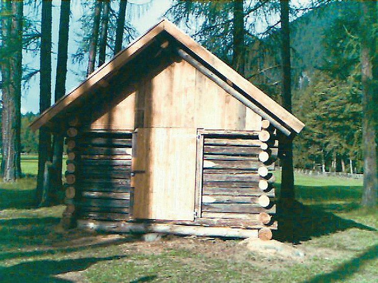 © Land Tirol/Revital Neuerrichteter Lärchenwiesenstadel in Rundholzbauweise