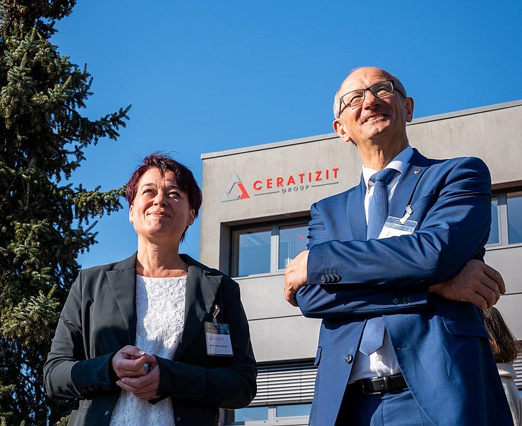 Gruppenfoto vor dem Ceratizit-Gebäude